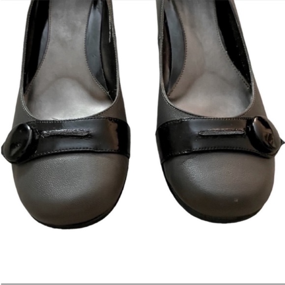 Town Shoes Genuine Leather Wedges-Grey/Black
Heel- Size 9 - Picture 2 of 8